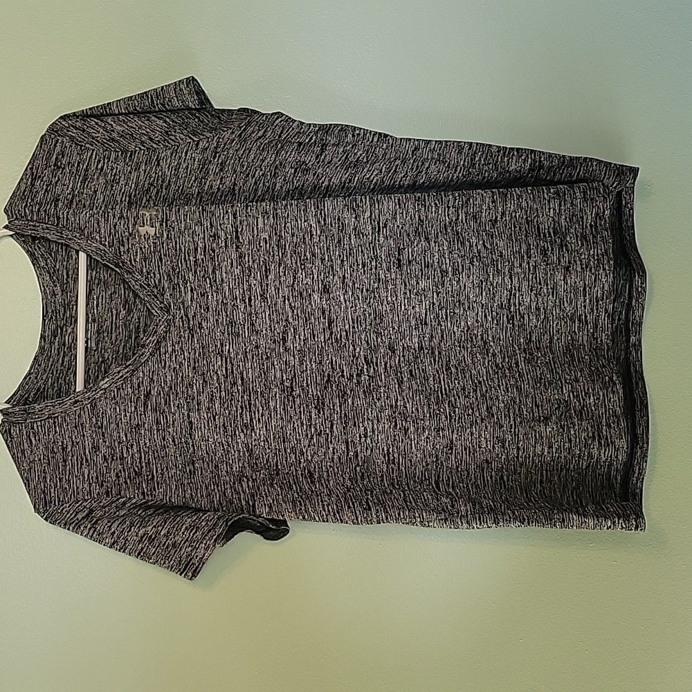 Lot of Under Armour Loose Fit Tops